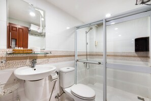 Family Room | Bathroom | Shower, rainfall showerhead, free toiletries, hair dryer - King Hotel Saigon Airport (Ho Chi Minh City)