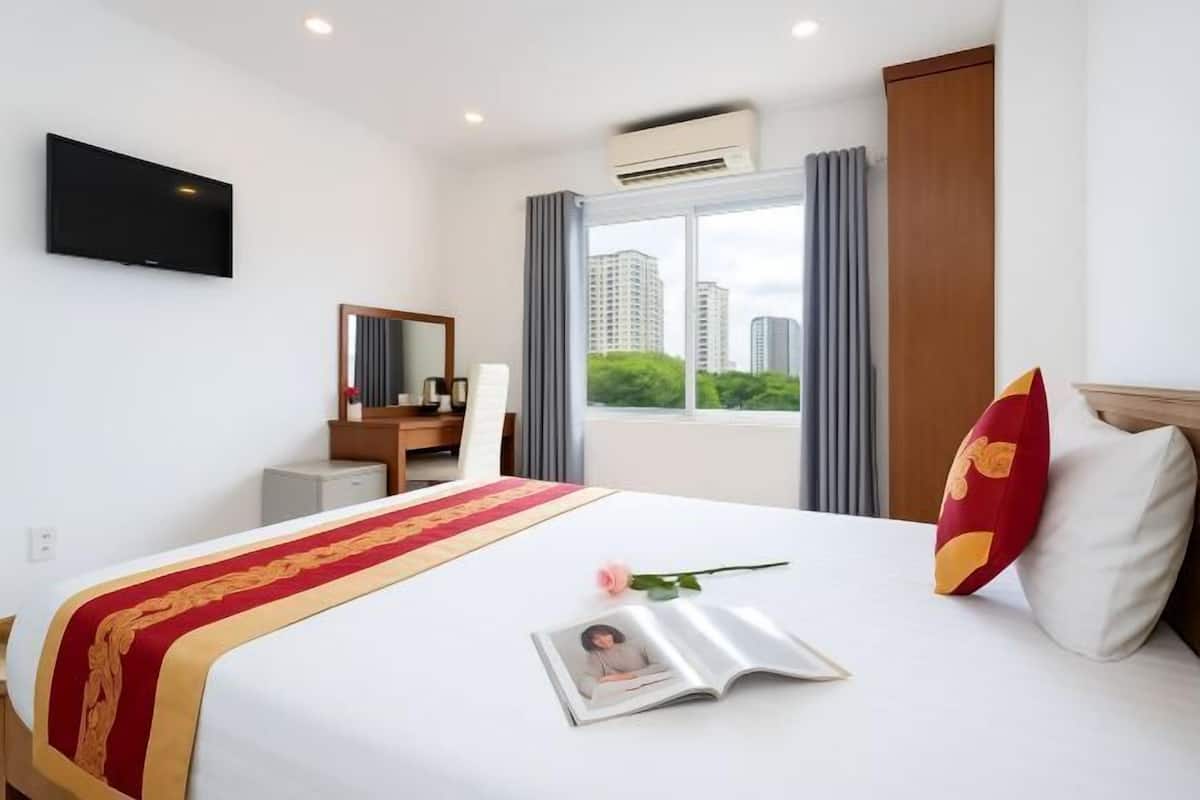 Minibar, escritorio, espacio para trabajar con laptop y wifi gratis