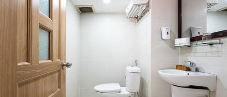 Un baño con inodoro, lavabo y espejo.