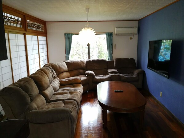 하우스 (Private Vacation Home) | 거실 공간 | 평면 TV