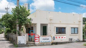 Un bâtiment sur lequel est apposée une enseigne indiquant qu’il s’agit d’un restaurant proposant une cuisine africaine traditionnelle.