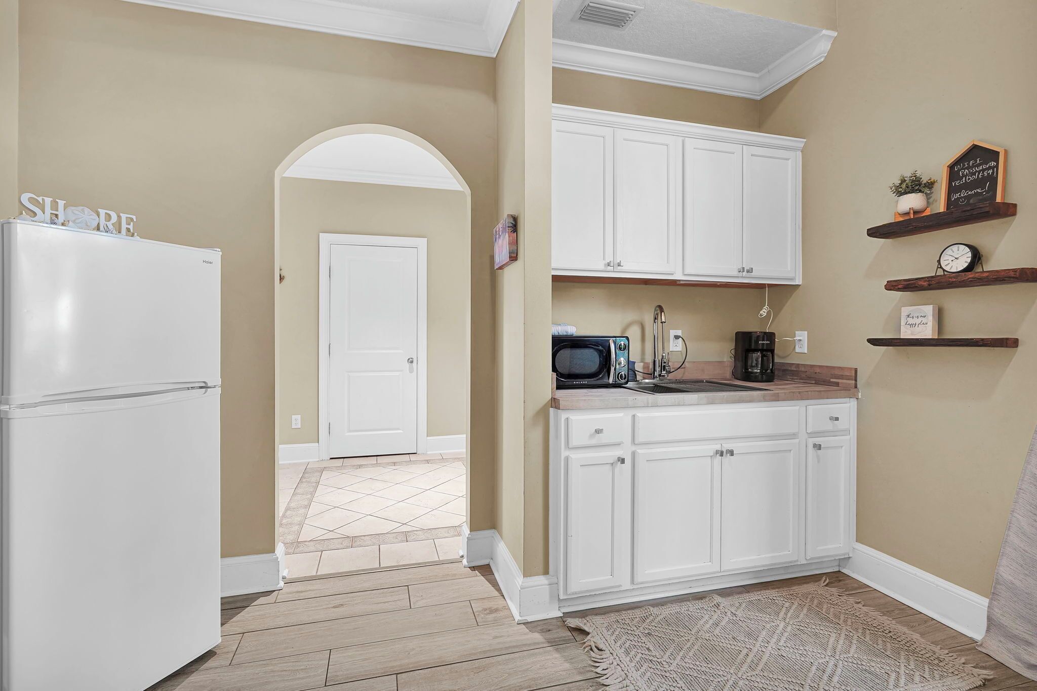 Køleskab, mikrobølgeovn, kaffe-/temaskine, højstol