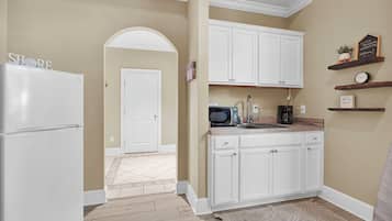 Køleskab, mikrobølgeovn, kaffe-/temaskine, højstol