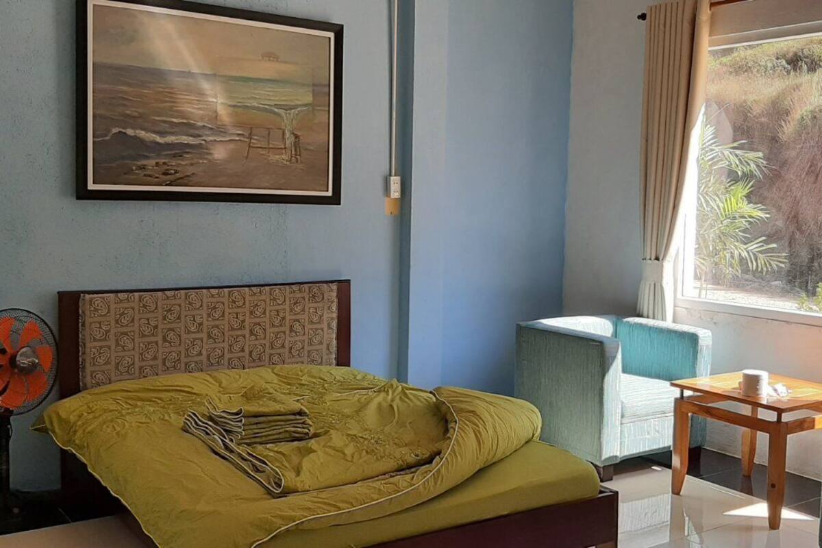Family Townhome | 2 bedrooms, iron/ironing board, free WiFi, bed sheets