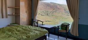 Tabla de planchar con plancha, wifi gratis y ropa de cama