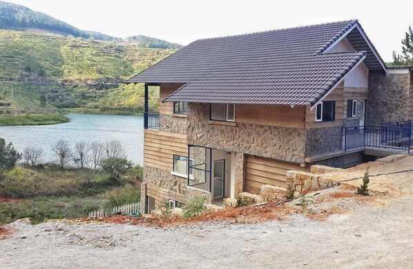 Tabla de planchar con plancha, wifi gratis y ropa de cama