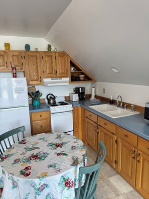 Réfrigérateur, four à micro-ondes, un four, cafetière-théière