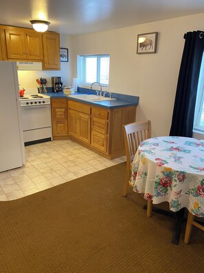 Kjøleskap, mikrobølgeovn, ovn og kaffetrakter/tekoker