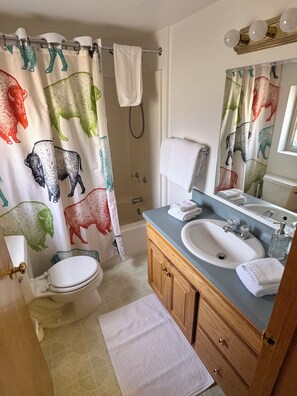 Kombinert dusj/badekar, hårføner og håndklær