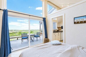 3 bedrooms, iron/ironing board, WiFi, bed sheets - Ocean Front Villa (Moss Landing)