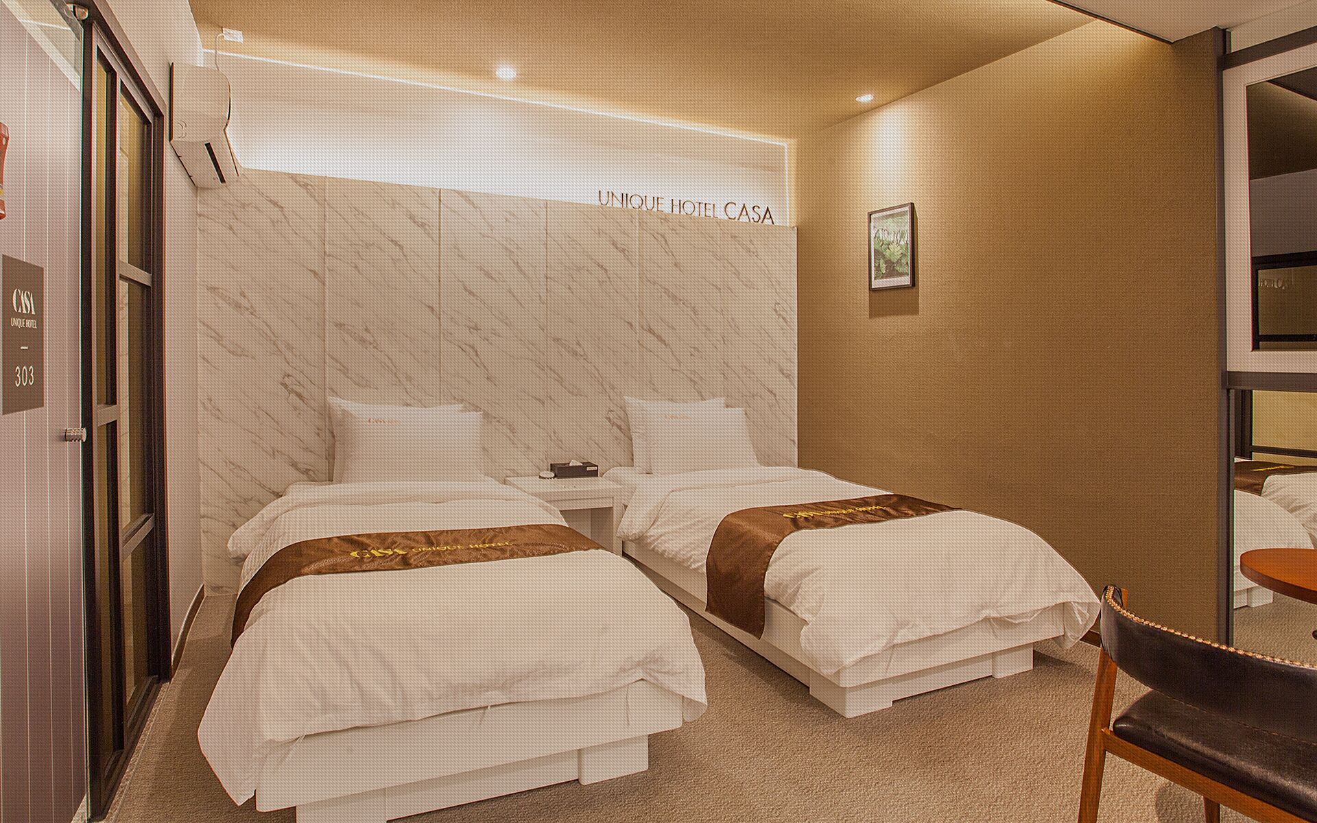 twin room | free minibar, individually decorated, individually furnished, desk