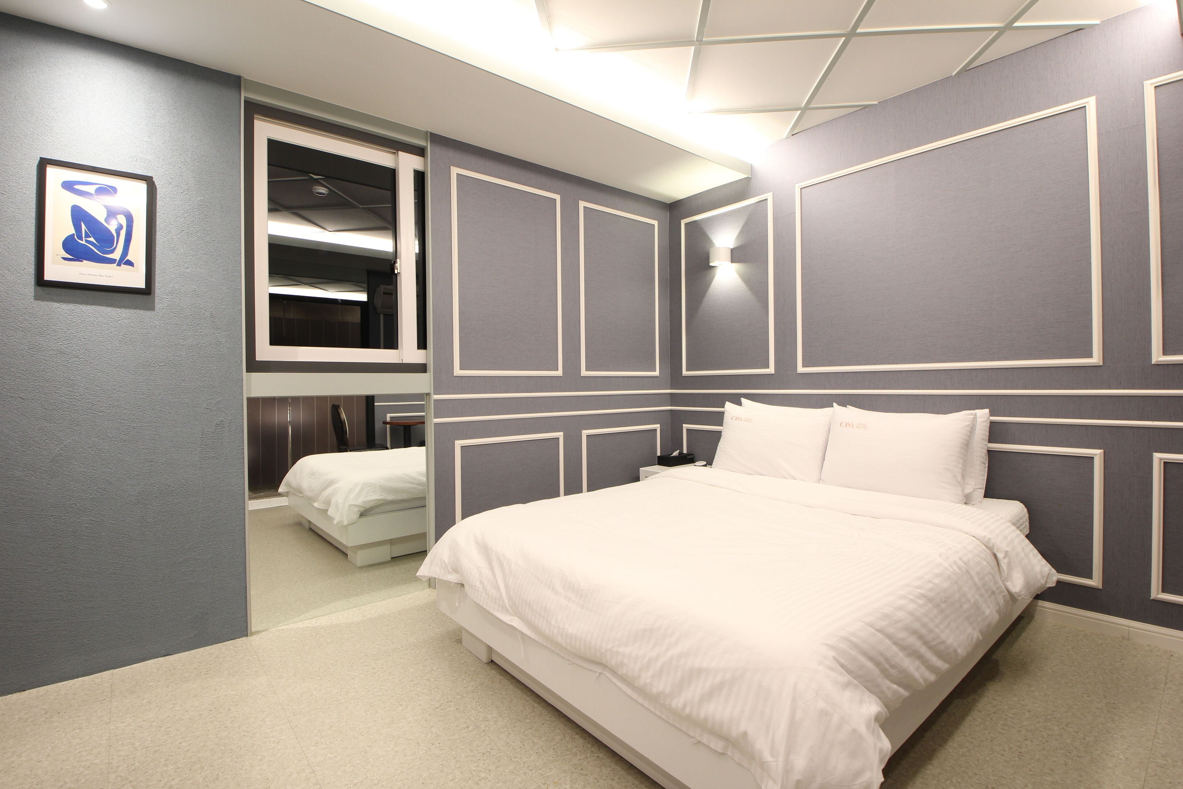 standard room | free minibar, individually decorated, individually furnished, desk