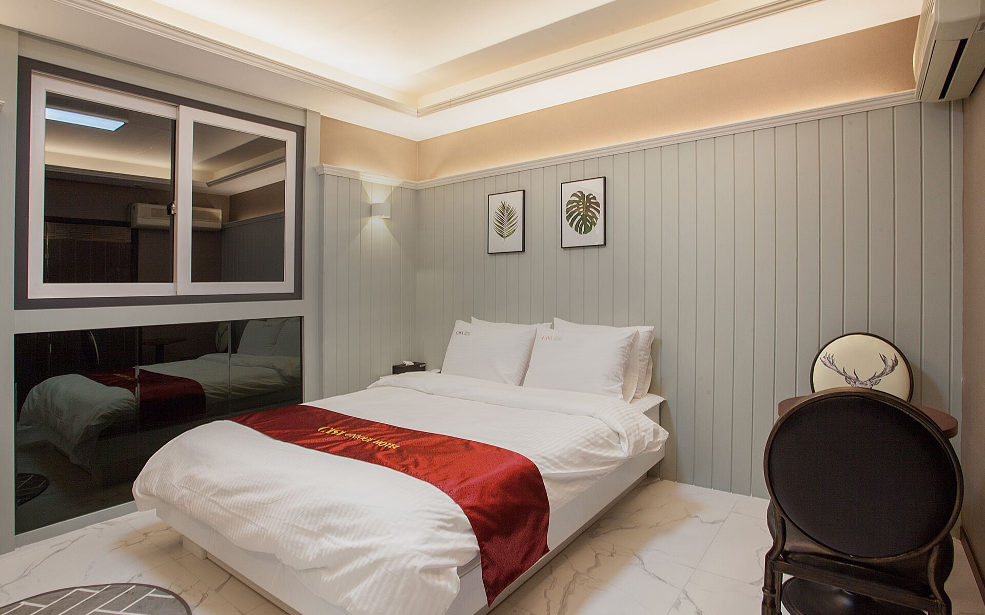 deluxe room | free minibar, individually decorated, individually furnished, desk