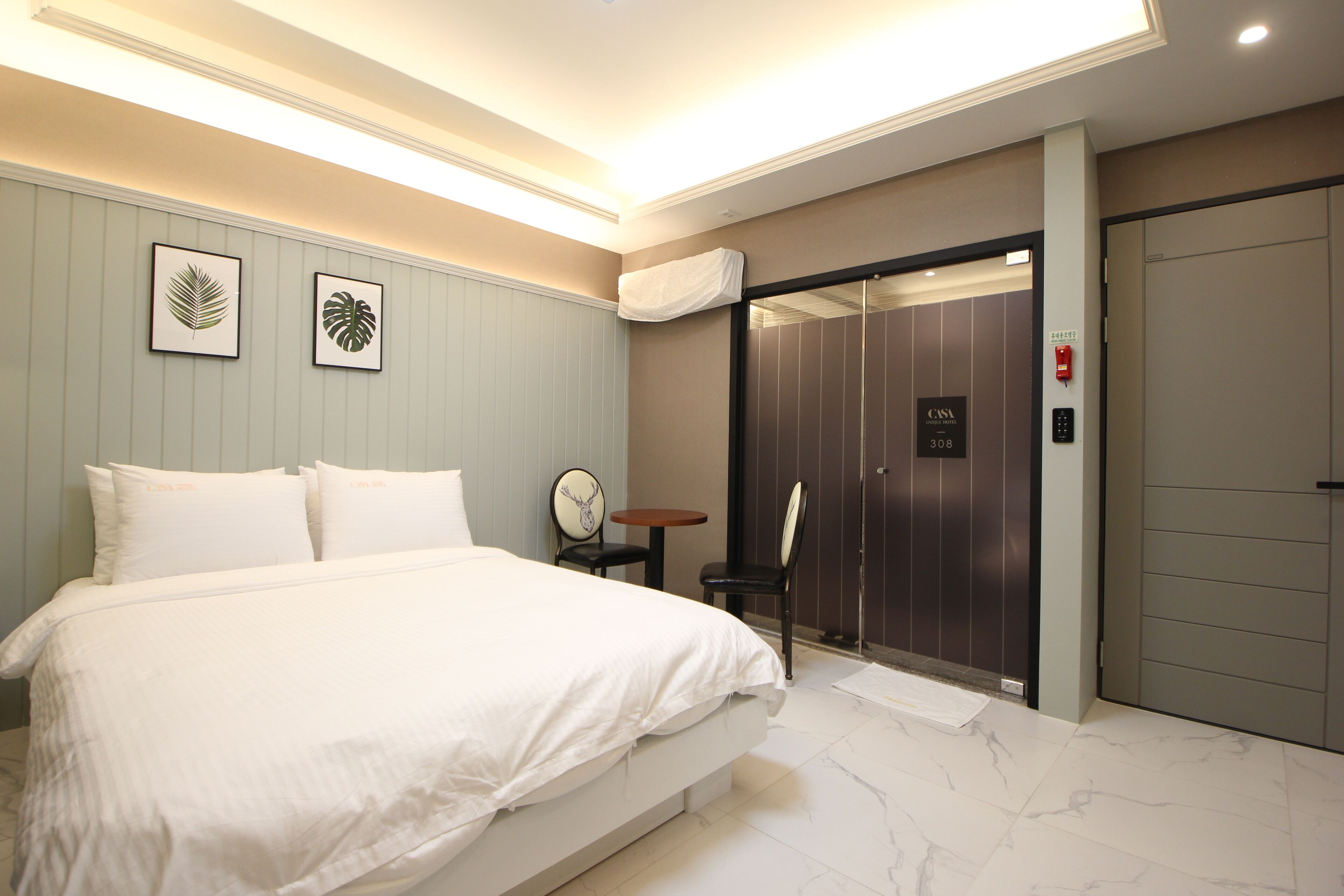 deluxe room | free minibar, individually decorated, individually furnished, desk