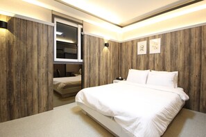 Standard Room | Free minibar, individually decorated, individually furnished, desk - HOTEL Yeogiuhtte Pohang Mundeok (Pohang)