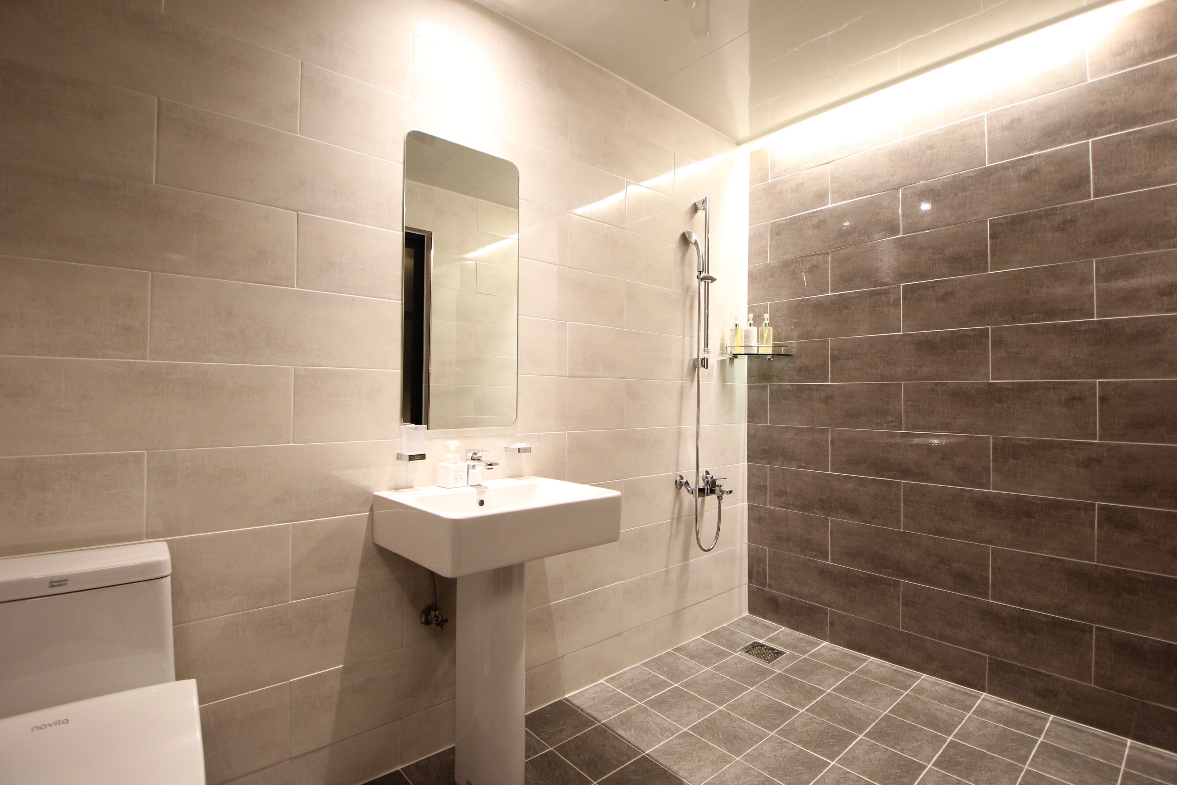 twin deluxe room | bathroom | free toiletries, hair dryer, slippers, bidet