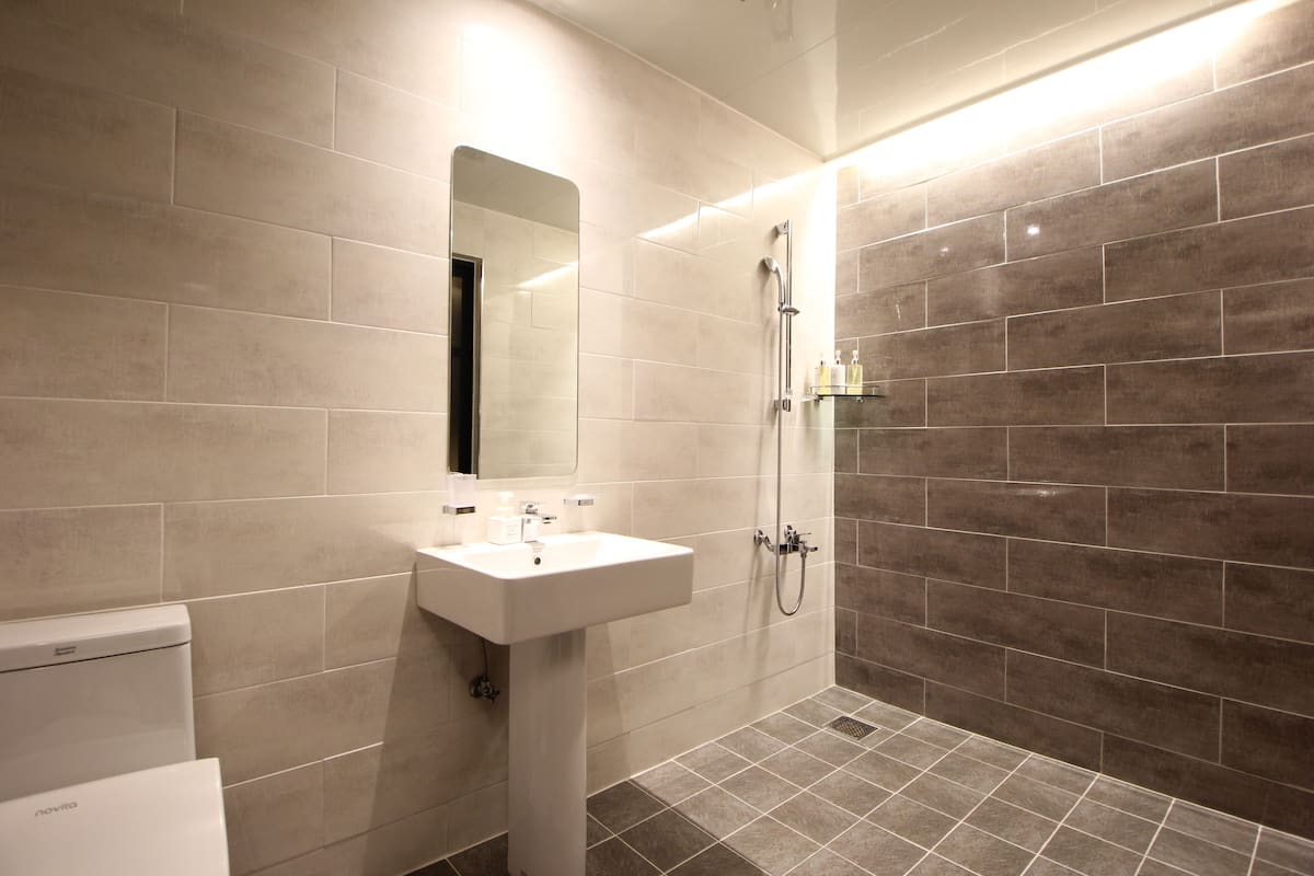 twin deluxe room | bathroom | free toiletries, hair dryer, slippers, bidet