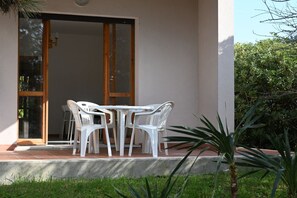 Outdoor dining - S077 - Sirolo, three-room apartment with garden in the center (Sirolo)