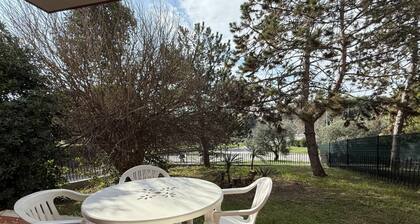 S077 - Sirolo, three-room apartment with garden in the center