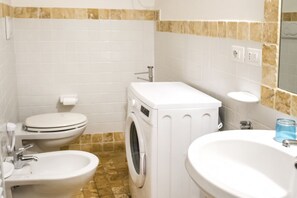 Regadera, bidet, toallas 
