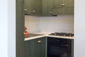 Réfrigérateur, four, tables à manger