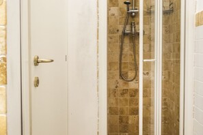 Regadera, bidet, toallas 