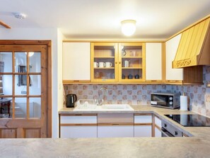 Réfrigérateur, un four, chaise haute, vaisselle et ustensiles