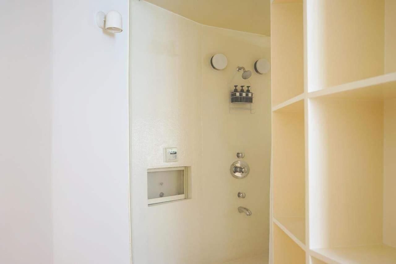 Een badkamer met een douche, toilet en wastafel.