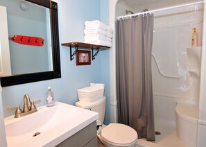 Ensemble douche/baignoire, sĂšche-cheveux, serviettes fournies, savon