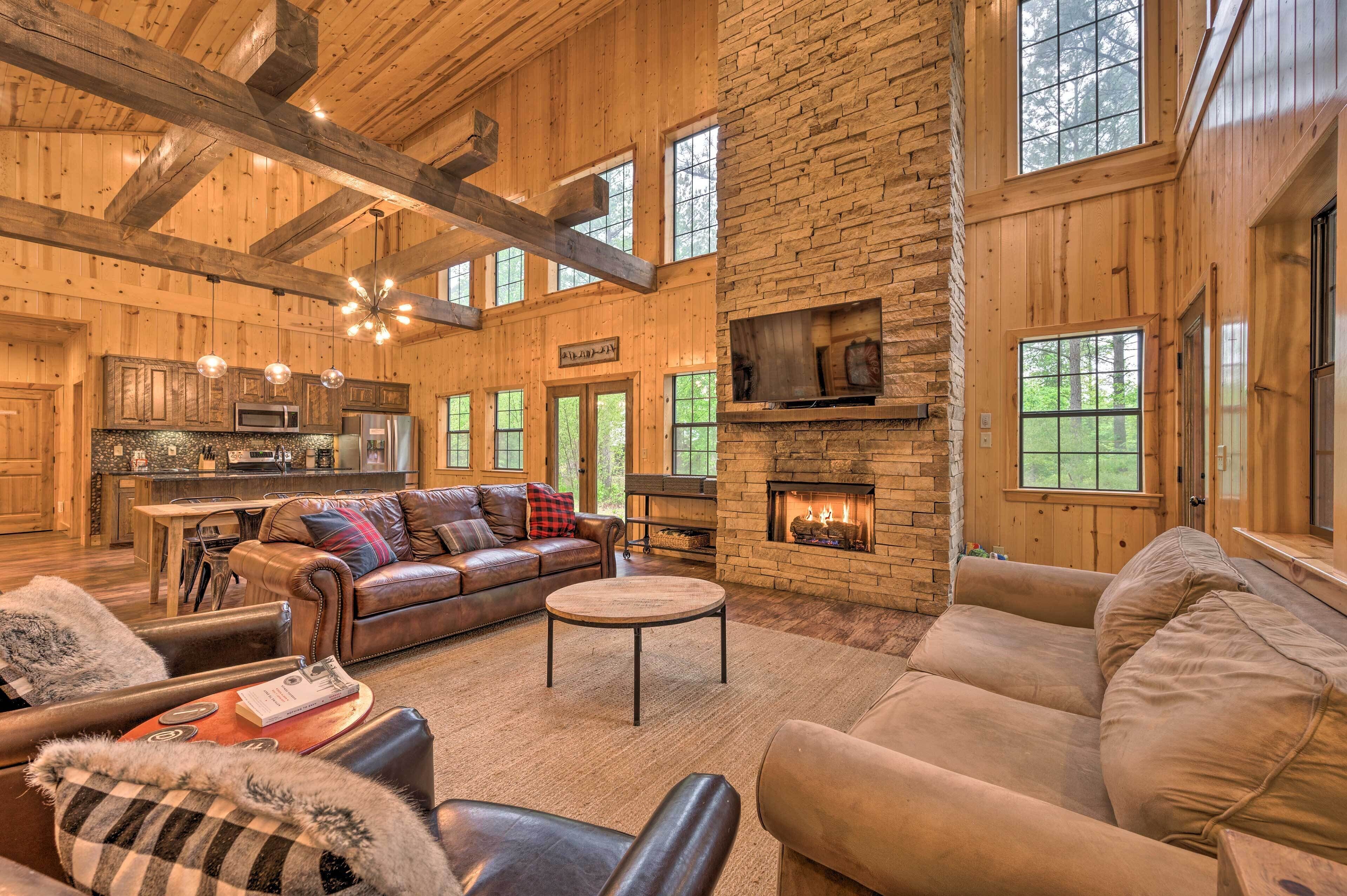 Broken Bow Retreat w/ Hot Tub ~ 4 Mi to Lake!