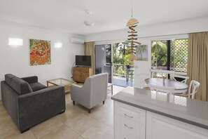 TV, DVD player - Beachside Apartment With Pool And Garden View! (Cairns)