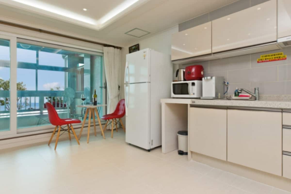 Yeowoobi Room | Living area | Flat-screen TV