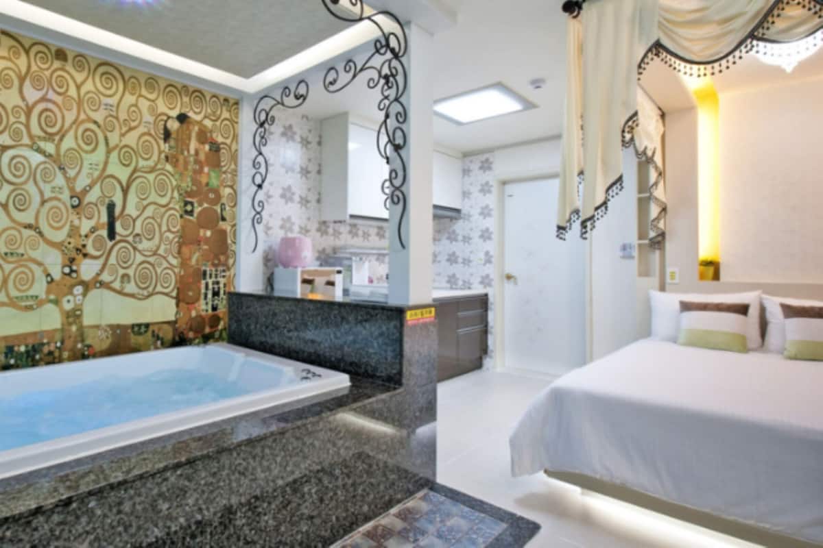 Standard Room | Jetted tub