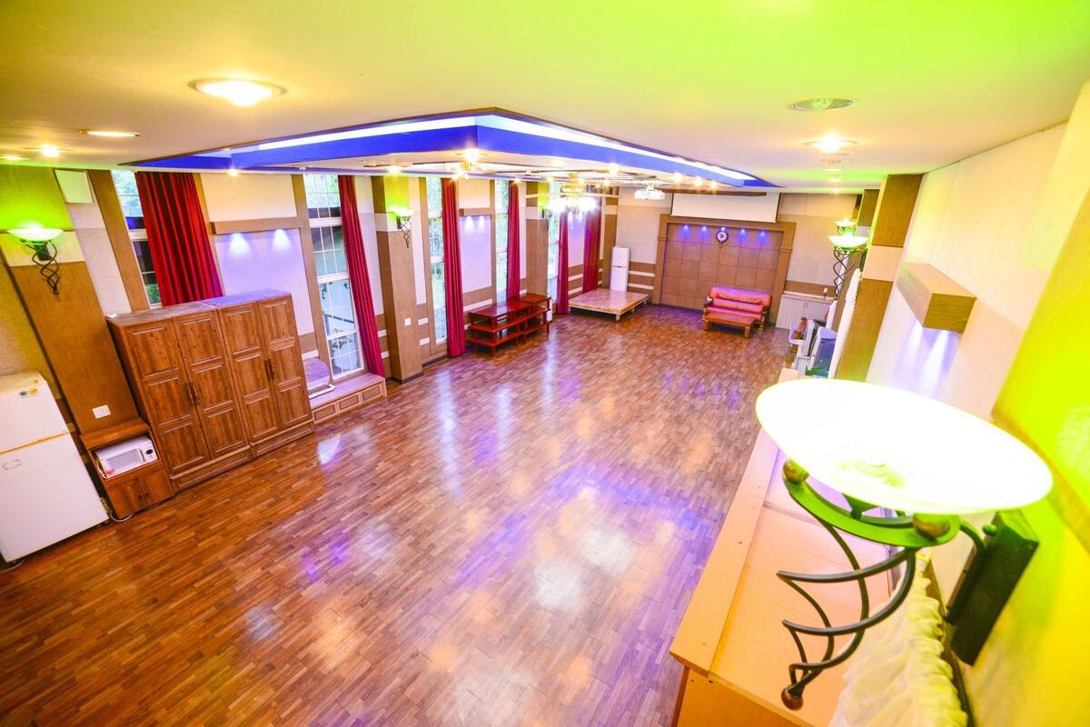 Suite (Group Room) | Living area | TV