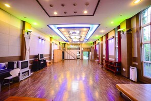 Suite (Group Room) | Área de sala de estar | Televisión 