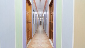 A long, narrow hallway with doors on both sides, leading to individual rooms. - Hotel 3Winz, Chow Kit Kuala Lumpur (Kuala Lumpur)