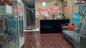 A hotel reception area with a reception desk, a sofa, and a glass door. - Hotel 3Winz, Chow Kit Kuala Lumpur (Kuala Lumpur)