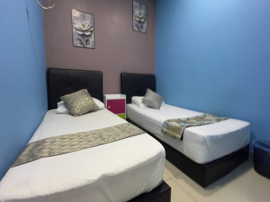 Escritorio, tabla de planchar con plancha y wifi gratis