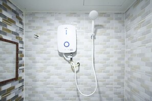Single Room | Bathroom | Shower, towels, soap - Hotel 3Winz, Chow Kit Kuala Lumpur (Kuala Lumpur)