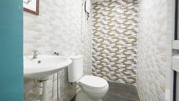 Habitació familiar | Bany | Dutxa, tovalloles i sabó