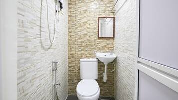 Douche, serviettes fournies, savon