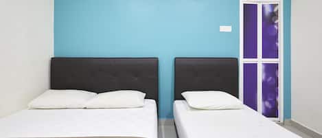 Family Room | Desk, iron/ironing board, free WiFi