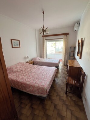 2 bedrooms, iron/ironing board, travel cot, free WiFi