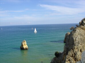 Una spiaggia nelle vicinanze