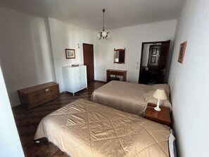 2 habitaciones, tabla de planchar con plancha y cuna de viaje 