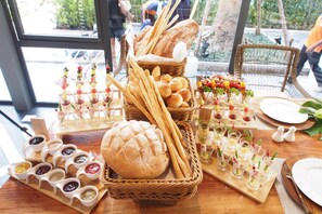 朝食、ランチ、ディナーに営業