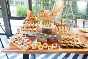 Breakfast, lunch, dinner served; Thai cuisine 