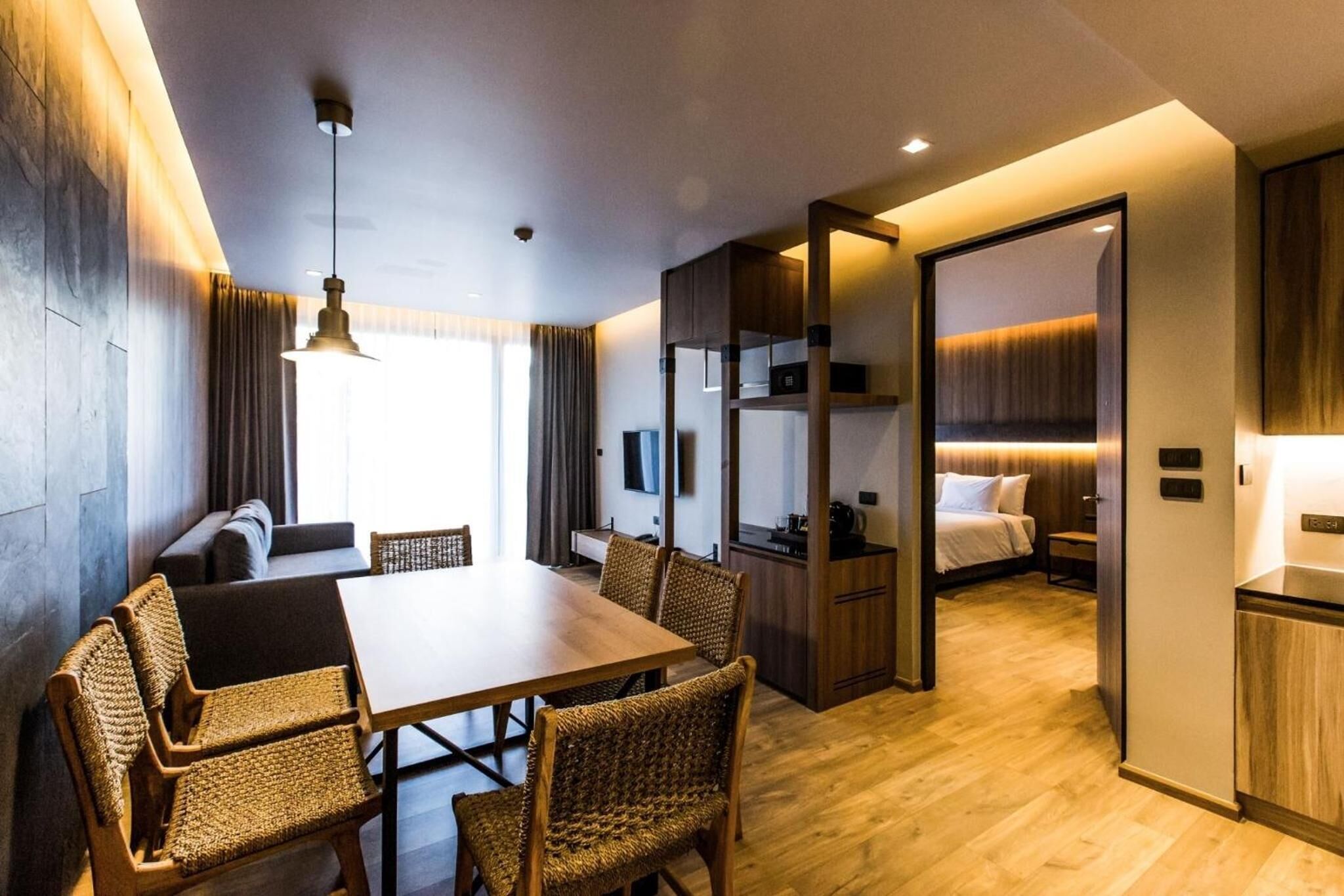 Breakfast, lunch, dinner served; Thai cuisine 