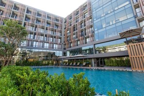 Piscina externa, funciona das 7h às 20h, guarda-sóis, espreguiçadeiras