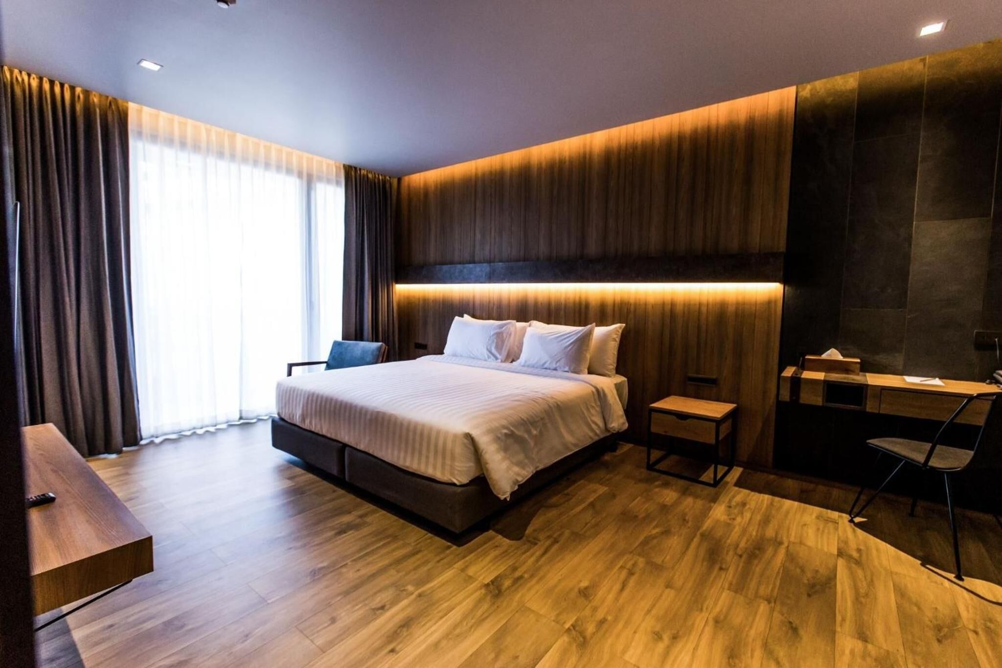 خزنة داخل الغرفة ومكتب ومساحة عمل للكمبيوتر المحمول وستائر تعتيم